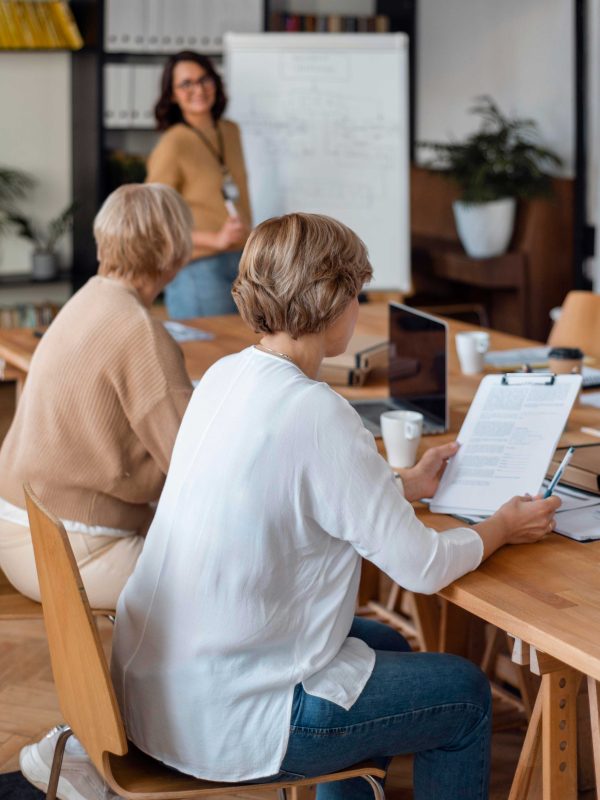 medium-shot-business-women-discussing